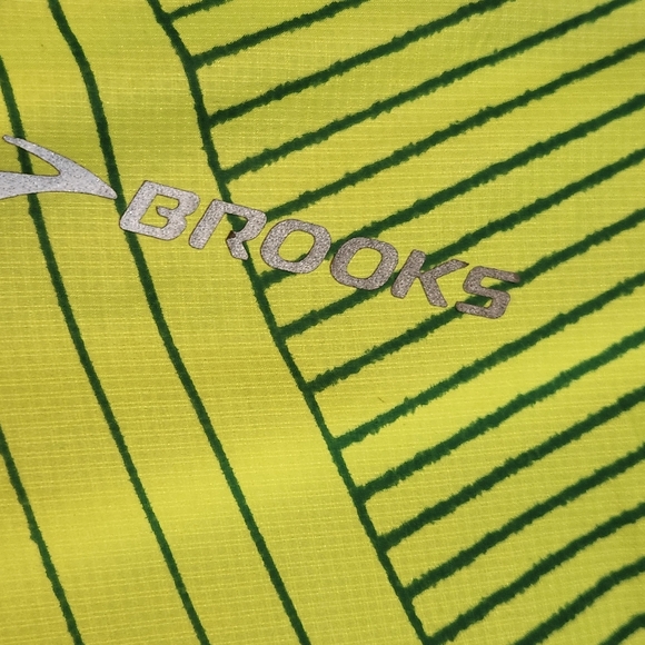 BROOKS RUN HAPPY DRIFT SHELL LIGHTWEIGHT WINDBREAKER JACKET SIZE MED WOMENS - Picture 4 of 10